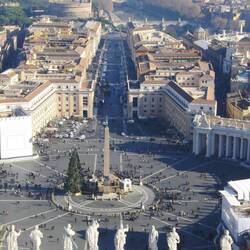 hier mal der Blick von oben - von der Kuppel des Petersdomes aus: