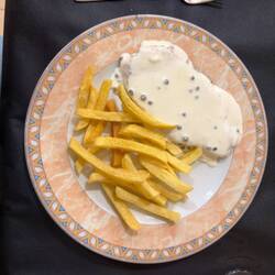 Lachs an Pfeffersauce mit Pommes - fein!