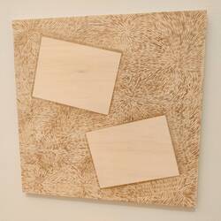 Een plaat multiplex met wat gleufjes.