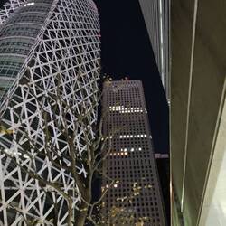 Links een mode-academie, midden Karin's kantoorgebouw