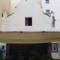 Minikirche zwischen Wohnhäusern eingeschachtelt