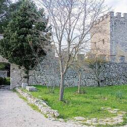 Akropolis mit Museum. Ist zur Zeit der Ausgrabungen gebaut worden