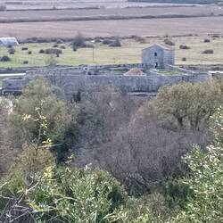 Blick über den Vivarkanal auf die Dreiecksburg