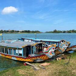 Drachenboote am Fluss