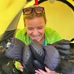 Ja, die hab ich im schwarzen grossen Rucksack übersehen - drei Paar DICKE HANDSCHUHE!!! Im Sommer!!!