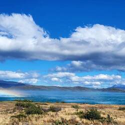 Sowas habe ich noch nie gesehen!!! Ein Regenbogen in aufgewühlter See