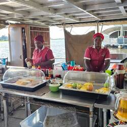 Die beiden Damen zauberten uns ein leckeres Frühstück 😋.