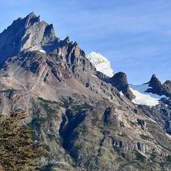 Immer noch der Paine Grande und schon langsam kommt der Gletscher Francés ins Bild