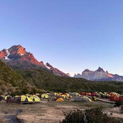 Sonnenaufgang am Paine Grande (Berg links) und Cuernos "Hörner" del Paine (rechts)