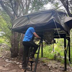 Dieses Mal haben wir ein Hoch-Zelt. Im Prinzip ein Baumhaus 😜