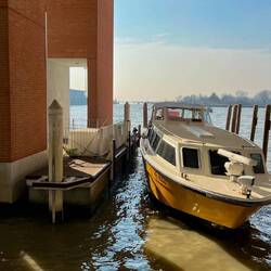 Statt Bus oder Bahn geht es mit dem Schiff zum Hotel.