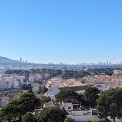 Der Aussichtspunkt Cronistas de España mit Blick auf die Hochhäuser von Benidorm