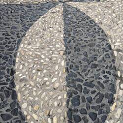 Die ganze Altstadt ist mit dem kunstvollen Kieselpflaster ausgelegt