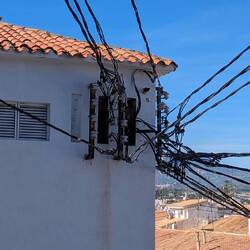 Die Verlegung der Stromleitung sieht allerdings sehr abenteuerlich aus 😳