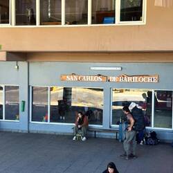 das Busterminal Bariloche mit Original Name der Stadt