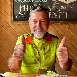 Zum Abendessen um 16:30 Uhr gibt's Burger und Quesadilla