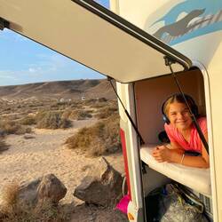 Mayas genießt den Ausblick aus Max seiner Höhle ☺️👍🏻🚐
