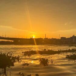 Im Sonnenaufgang sind wir auf dem Fluß