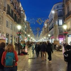 Malaga, nahtloser Übergang von Weihnachtsdeko in Karnevalsdeko