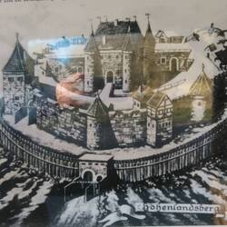 Kaum mehr als das Eingangstor ist noch vorhanden von der einst mächtigen Burg Hohenlandsberg.