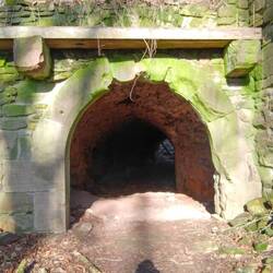 Eingangstor in die Ruine.