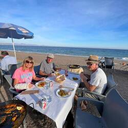 Abends Paella am Strand.