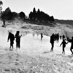 L'eau chaude délivrant du calcaire pare de blanc le paysage