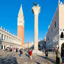 Dogenpalast, Campanile di San Marco, Colonna di San Marco (gefügelter Löwe), Colonna di San Todaro,