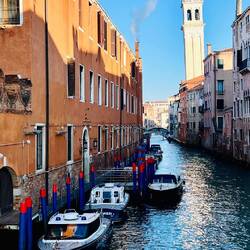 Der Schiefe Turm Chiesa di San Giorgio dei Greci - einer von drei schiefen Türmen in Venedig.