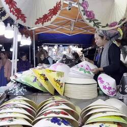 Syngende hattedekoratør