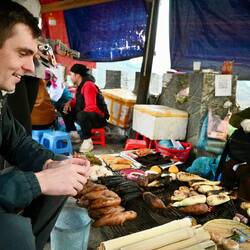 kleiner Reiskuchensnack am Straßenrand