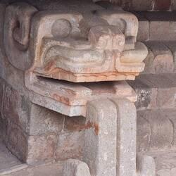 Abschluss eines Treppenniederganges, überbaut von anderen Gemäuern