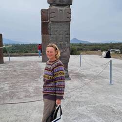 Die Säulenkrieger (Atlanten) trugen ehemals ein Dach.