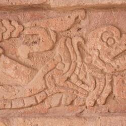 Quetzalcóatl verschlingt menschliche Gerippe