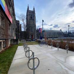 Fahrradständer sind überall in dieser Art in Toronto zu finden.