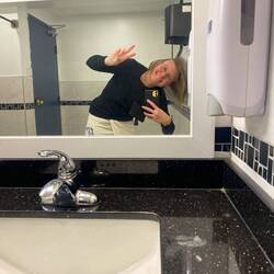 Frag mich wieso ich einen Föhn mitgenommen hab wenn der Handtrockner doch auch geht 😎