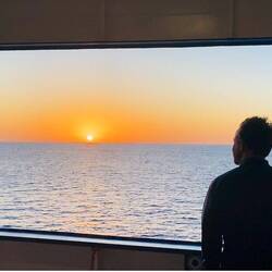 Ein Sonnenaufgang mitten auf dem Ozean hat seine ganz eigene magische Stimmung 🥰😍