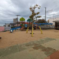La cour de récréation avec l'aire de jeux
