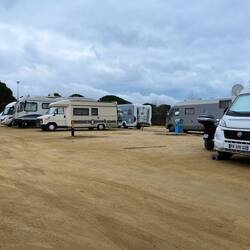 Nummerierte Plätze mit Stromanschluss