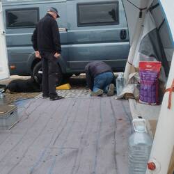 Für Spencer geht er auf die Knie ...😂