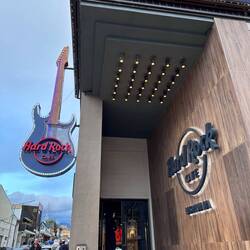 Ein Leiberl für Isi wird natürlich gekauft