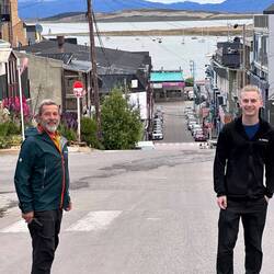 Wir marschieren durch die Stadt Ushuaia auf der Suche nach dem Hard Rock Cafe
