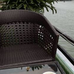 Egg Coffee und Kuchen auf einem Restaurantboot