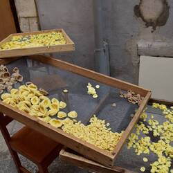 In den Gassen stellen "Nudel-Frauen" noch immer die traditionellen "Oricchiette" (Öhrchen) her