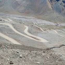 Der Busfahrer hat sein Gefährt die letzten 800 Höhenmeter durch die engen Kehren hinauf getrieben