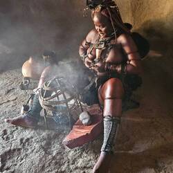 Über diesem Rauch "waschen" sich die Himba Frauen.