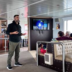 Vortrag über die Vögel. Er verbrachte 15 Monate in der argentinischen Forschungsstation