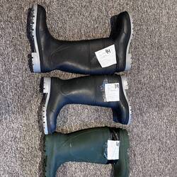 Unsere Gummistiefel werden ins Zimmer geliefert