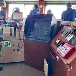 Hier sieht man uns als großer grüner Kreis und vor uns bzw. Steuerbord von uns die Eisberge