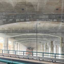 Ein paar der 180 Säulen der 2000 verlängerten Start- und Landebahn🛫🛬